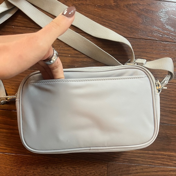 lululemon athletica gray silver crossbody shoulder bag with dual pockets - Picture 6 of 7
